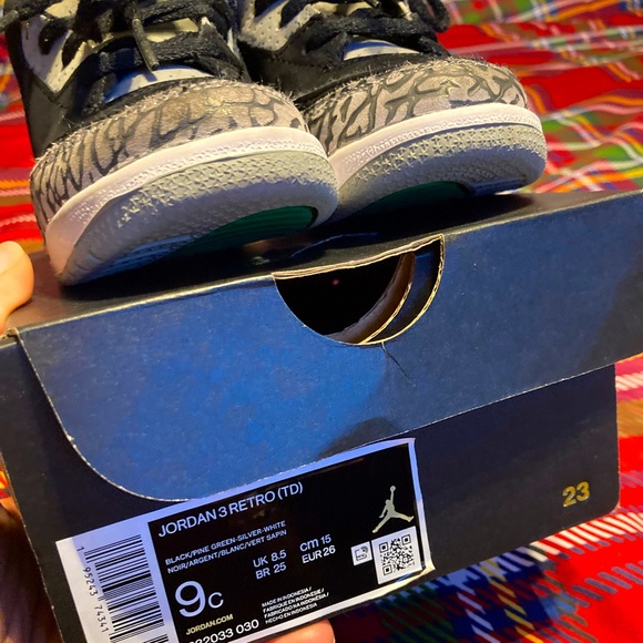 *USED* Jordan Retro 3’s Size 9c (Black/Green) - Picture 4 of 4